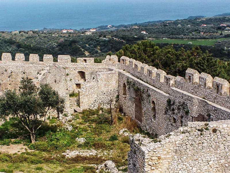 Μέρος των τειχών του μεσσαιωνικού κάστρου Χλεμούτσι Μέρος των τειχών του μεσσαιωνικού κάστρου Χλεμούτσι