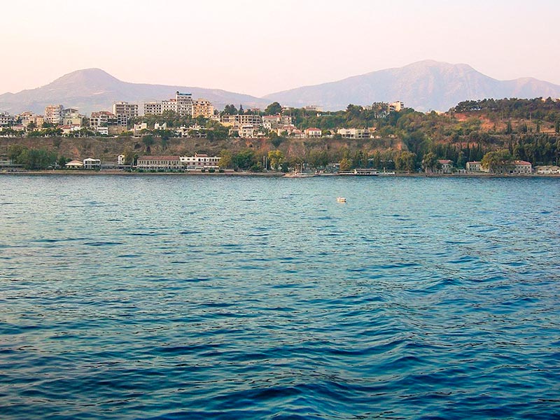 Η πόλη του Αιγίου από τον Κορινθιακό κόλπο
