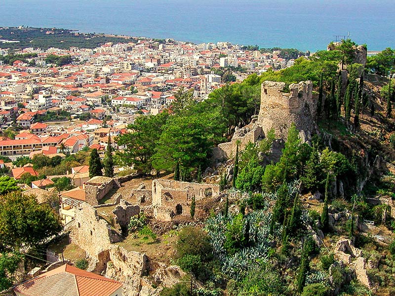 Η Κυπαρισσία με φόντο το κάστρο της Αρκαδιάς