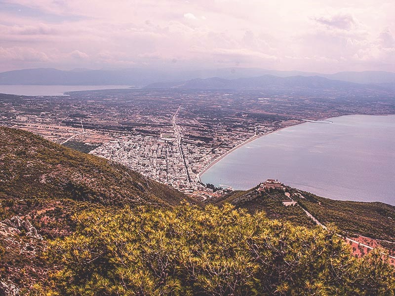 Άποψη της πόλης του Λουτρακίου με τη Μονή του Οσίου Παταπίου