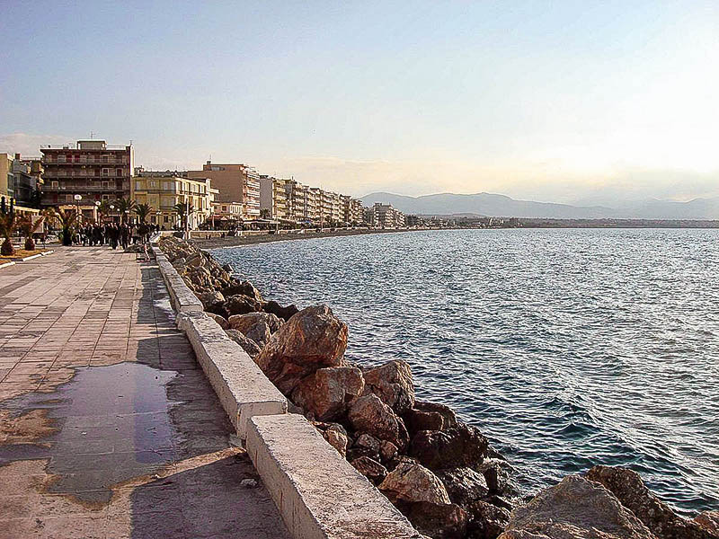 Παραλιακός δρόμος της πόλης του Λουτρακίου