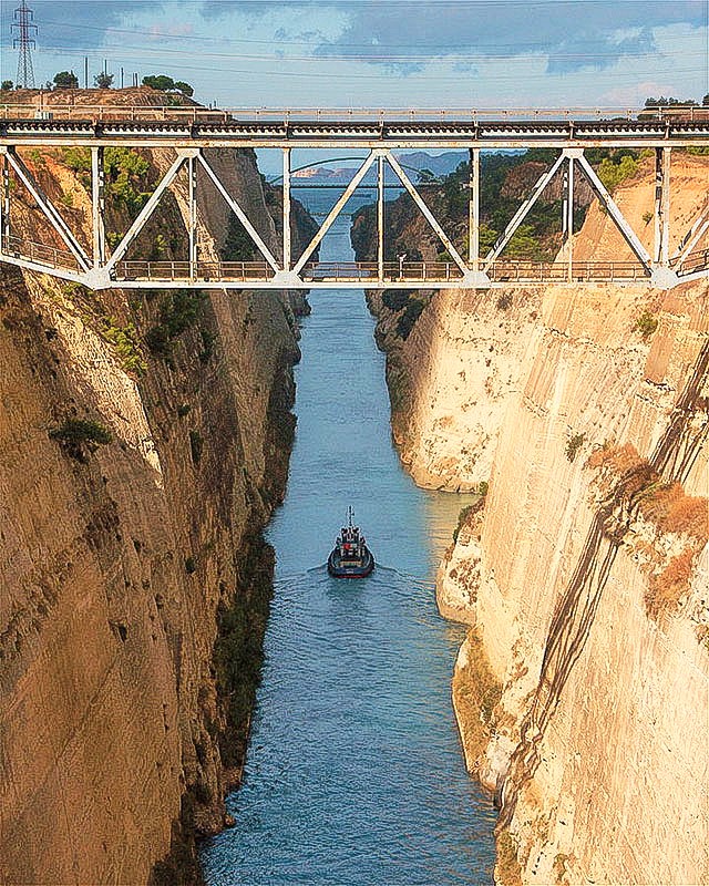 Πλοίο διασχίζει τη διώρυγα της Κορίνθου