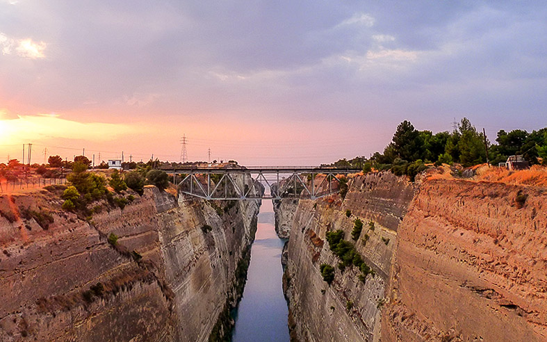 Η διώρυγα της Κορίνθου το ηλιοβασίλεμα
