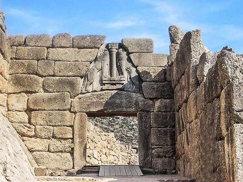 Κοντινή λήψη της Πύλης των Λεόντων στις Μυκήνες